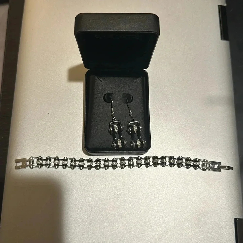 Chain earrings with matching Braclet - Picture 2 of 3